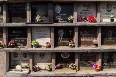 Kharkiv, Ukrayna, 8 Haziran 2025 Belediye Mezarlığı No. 2, Sovyetler Birliği 'nin geçmiş dönemlerinden en önemli olanıdır. Sergide çok sayıda organik heykel, taş yüzler ve duvar mezarları yer alıyor..