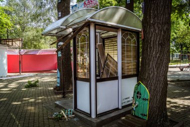 Kharkiv, Ukrayna, 8 Haziran 2025 Rus bombardımanı sonucu çocuk demiryolunun haddelenmiş stokları ve binaları zarar gördü. Bölgeye iki süzülme bombası isabet etti ve genç bir kadın öldü..