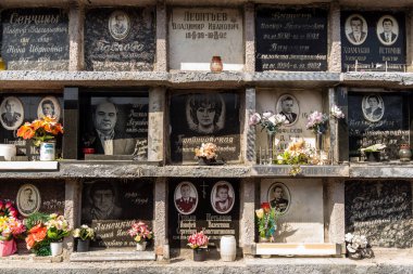 Kharkiv, Ukrayna, 8 Haziran 2025 Belediye Mezarlığı No. 2, Sovyetler Birliği 'nin geçmiş dönemlerinden en önemli olanıdır. Sergide çok sayıda organik heykel, taş yüzler ve duvar mezarları yer alıyor..