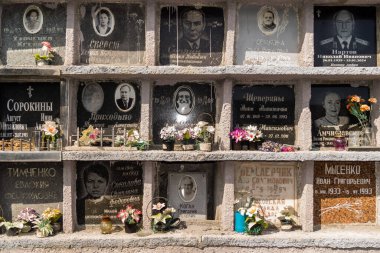 Kharkiv, Ukrayna, 8 Haziran 2025 Belediye Mezarlığı No. 2, Sovyetler Birliği 'nin geçmiş dönemlerinden en önemli olanıdır. Sergide çok sayıda organik heykel, taş yüzler ve duvar mezarları yer alıyor..