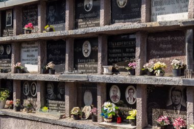 Kharkiv, Ukrayna, 8 Haziran 2025 Belediye Mezarlığı No. 2, Sovyetler Birliği 'nin geçmiş dönemlerinden en önemli olanıdır. Sergide çok sayıda organik heykel, taş yüzler ve duvar mezarları yer alıyor..