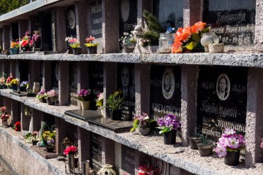 Kharkiv, Ukrayna, 8 Haziran 2025 Belediye Mezarlığı No. 2, Sovyetler Birliği 'nin geçmiş dönemlerinden en önemli olanıdır. Sergide çok sayıda organik heykel, taş yüzler ve duvar mezarları yer alıyor..