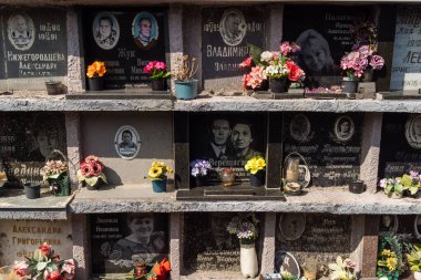 Kharkiv, Ukrayna, 8 Haziran 2025 Belediye Mezarlığı No. 2, Sovyetler Birliği 'nin geçmiş dönemlerinden en önemli olanıdır. Sergide çok sayıda organik heykel, taş yüzler ve duvar mezarları yer alıyor..