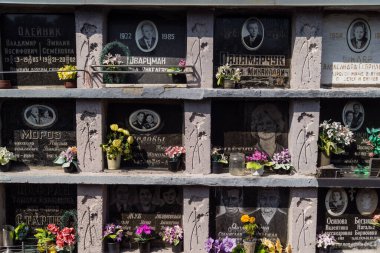 Kharkiv, Ukrayna, 8 Haziran 2025 Belediye Mezarlığı No. 2, Sovyetler Birliği 'nin geçmiş dönemlerinden en önemli olanıdır. Sergide çok sayıda organik heykel, taş yüzler ve duvar mezarları yer alıyor..