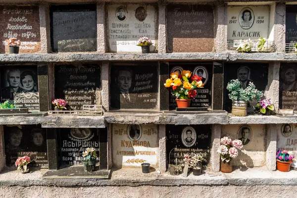 Kharkiv, Ukrayna, 8 Haziran 2025 Belediye Mezarlığı No. 2, Sovyetler Birliği 'nin geçmiş dönemlerinden en önemli olanıdır. Sergide çok sayıda organik heykel, taş yüzler ve duvar mezarları yer alıyor..