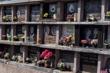 Kharkiv, Ukrayna, 8 Haziran 2025 Belediye Mezarlığı No. 2, Sovyetler Birliği 'nin geçmiş dönemlerinden en önemli olanıdır. Sergide çok sayıda organik heykel, taş yüzler ve duvar mezarları yer alıyor..