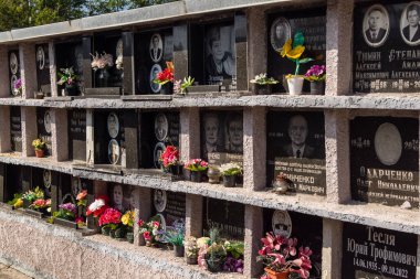 Kharkiv, Ukrayna, 8 Haziran 2025 Belediye Mezarlığı No. 2, Sovyetler Birliği 'nin geçmiş dönemlerinden en önemli olanıdır. Sergide çok sayıda organik heykel, taş yüzler ve duvar mezarları yer alıyor..