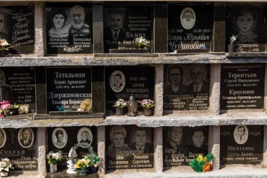 Kharkiv, Ukrayna, 8 Haziran 2025 Belediye Mezarlığı No. 2, Sovyetler Birliği 'nin geçmiş dönemlerinden en önemli olanıdır. Sergide çok sayıda organik heykel, taş yüzler ve duvar mezarları yer alıyor..