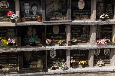 Kharkiv, Ukrayna, 8 Haziran 2025 Belediye Mezarlığı No. 2, Sovyetler Birliği 'nin geçmiş dönemlerinden en önemli olanıdır. Sergide çok sayıda organik heykel, taş yüzler ve duvar mezarları yer alıyor..