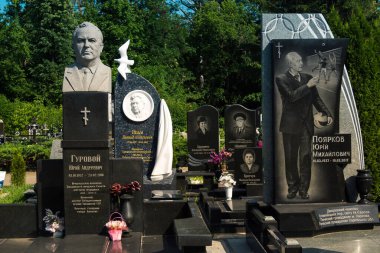 Kharkiv, Ukrayna, 8 Haziran 2025 Belediye Mezarlığı No. 2, Sovyetler Birliği 'nin geçmiş dönemlerinden en önemli olanıdır. Sergide çok sayıda organik heykel, taş yüzler ve duvar mezarları yer alıyor..