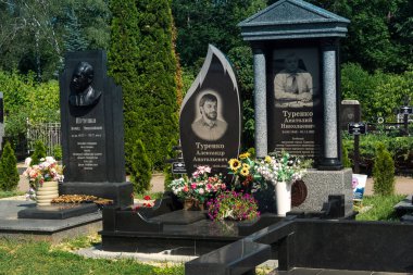 Kharkiv, Ukrayna, 8 Haziran 2025 Belediye Mezarlığı No. 2, Sovyetler Birliği 'nin geçmiş dönemlerinden en önemli olanıdır. Sergide çok sayıda organik heykel, taş yüzler ve duvar mezarları yer alıyor..