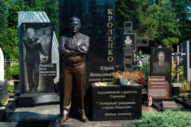 Kharkiv, Ukrayna, 8 Haziran 2025 Belediye Mezarlığı No. 2, Sovyetler Birliği 'nin geçmiş dönemlerinden en önemli olanıdır. Sergide çok sayıda organik heykel, taş yüzler ve duvar mezarları yer alıyor..