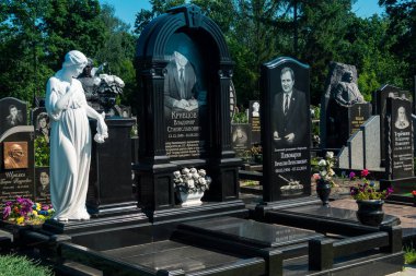 Kharkiv, Ukrayna, 8 Haziran 2025 Belediye Mezarlığı No. 2, Sovyetler Birliği 'nin geçmiş dönemlerinden en önemli olanıdır. Sergide çok sayıda organik heykel, taş yüzler ve duvar mezarları yer alıyor..