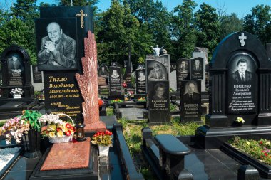 Kharkiv, Ukrayna, 8 Haziran 2025 Belediye Mezarlığı No. 2, Sovyetler Birliği 'nin geçmiş dönemlerinden en önemli olanıdır. Sergide çok sayıda organik heykel, taş yüzler ve duvar mezarları yer alıyor..