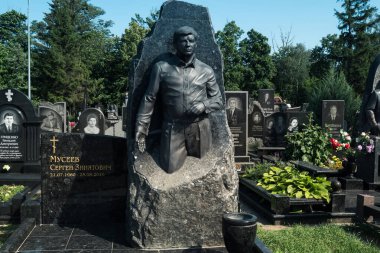 Kharkiv, Ukrayna, 8 Haziran 2025 Belediye Mezarlığı No. 2, Sovyetler Birliği 'nin geçmiş dönemlerinden en önemli olanıdır. Sergide çok sayıda organik heykel, taş yüzler ve duvar mezarları yer alıyor..