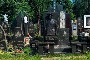 Kharkiv, Ukrayna, 8 Haziran 2025 Belediye Mezarlığı No. 2, Sovyetler Birliği 'nin geçmiş dönemlerinden en önemli olanıdır. Sergide çok sayıda organik heykel, taş yüzler ve duvar mezarları yer alıyor..