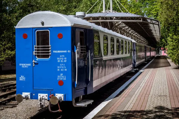 Kharkiv, Ukrayna, 8 Haziran 2025 Rus bombardımanı sonucu çocuk demiryolunun haddelenmiş stokları ve binaları zarar gördü. Bölgeye iki süzülme bombası isabet etti ve genç bir kadın öldü..