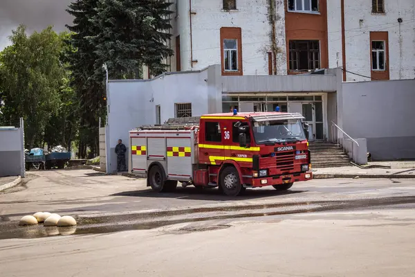 Kharkiv, Ukrayna, 8 Haziran 2025. İtfaiyeciler, Kharkiv binasına yapılan bir Rus saldırısına cevap verdiler. Hasar büyük ve yangın hala devam ediyor. İtfaiye araçları olay yerine varıyor..
