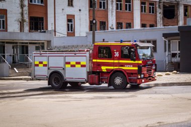 Kharkiv, Ukrayna, 8 Haziran 2025. İtfaiyeciler, Kharkiv binasına yapılan bir Rus saldırısına cevap verdiler. Hasar büyük ve yangın hala devam ediyor. İtfaiye araçları olay yerine varıyor..