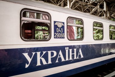 Kharkiv, Ukrayna, 8 Haziran 2025 Rus bombardımanı sonucu çocuk demiryolunun haddelenmiş stokları ve binaları zarar gördü. Bölgeye iki süzülme bombası isabet etti ve genç bir kadın öldü..