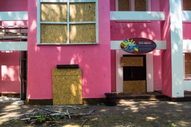 Kharkiv, Ukrayna, 8 Haziran 2025 Rus bombardımanı sonucu çocuk demiryolunun haddelenmiş stokları ve binaları zarar gördü. Bölgeye iki süzülme bombası isabet etti ve genç bir kadın öldü..