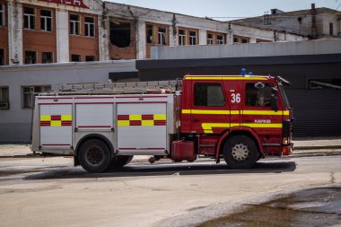 Kharkiv, Ukrayna, 8 Haziran 2025. İtfaiyeciler, Kharkiv binasına yapılan bir Rus saldırısına cevap verdiler. Hasar büyük ve yangın hala devam ediyor. İtfaiye araçları olay yerine varıyor..