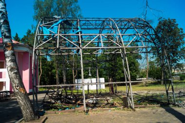 Kharkiv, Ukrayna, 8 Haziran 2025 Rus bombardımanı sonucu çocuk demiryolunun haddelenmiş stokları ve binaları zarar gördü. Bölgeye iki süzülme bombası isabet etti ve genç bir kadın öldü..