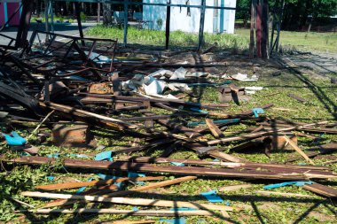 Kharkiv, Ukrayna, 8 Haziran 2025 Rus bombardımanı sonucu çocuk demiryolunun haddelenmiş stokları ve binaları zarar gördü. Bölgeye iki süzülme bombası isabet etti ve genç bir kadın öldü..