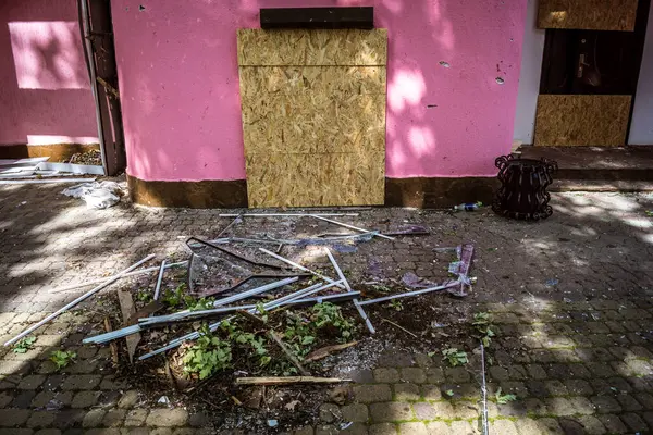 Kharkiv, Ukrayna, 8 Haziran 2025 Rus bombardımanı sonucu çocuk demiryolunun haddelenmiş stokları ve binaları zarar gördü. Bölgeye iki süzülme bombası isabet etti ve genç bir kadın öldü..