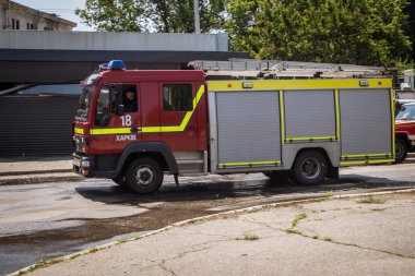 Kharkiv, Ukrayna, 8 Haziran 2025. İtfaiyeciler, Kharkiv binasına yapılan bir Rus saldırısına cevap verdiler. Hasar büyük ve yangın hala devam ediyor. İtfaiye araçları olay yerine varıyor..