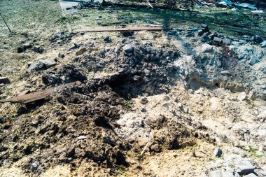 Kharkiv, Ukrayna, 8 Haziran 2025 Rus bombardımanı sonucu çocuk demiryolunun haddelenmiş stokları ve binaları zarar gördü. Bölgeye iki süzülme bombası isabet etti ve genç bir kadın öldü..