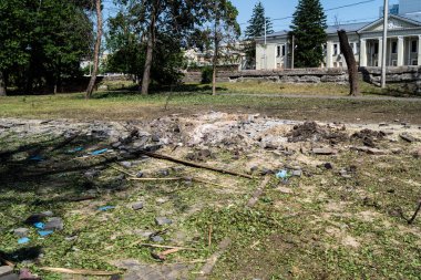 Kharkiv, Ukrayna, 8 Haziran 2025 Rus bombardımanı sonucu çocuk demiryolunun haddelenmiş stokları ve binaları zarar gördü. Bölgeye iki süzülme bombası isabet etti ve genç bir kadın öldü..