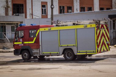 Kharkiv, Ukrayna, 8 Haziran 2025. İtfaiyeciler, Kharkiv binasına yapılan bir Rus saldırısına cevap verdiler. Hasar büyük ve yangın hala devam ediyor. İtfaiye araçları olay yerine varıyor..