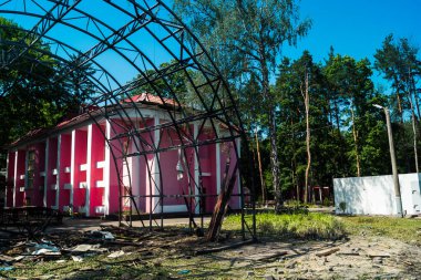 Kharkiv, Ukrayna, 8 Haziran 2025 Rus bombardımanı sonucu çocuk demiryolunun haddelenmiş stokları ve binaları zarar gördü. Bölgeye iki süzülme bombası isabet etti ve genç bir kadın öldü..