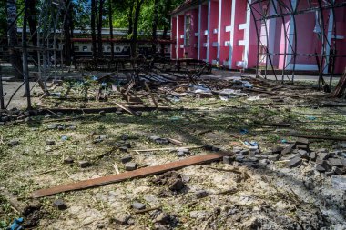 Kharkiv, Ukrayna, 8 Haziran 2025 Rus bombardımanı sonucu çocuk demiryolunun haddelenmiş stokları ve binaları zarar gördü. Bölgeye iki süzülme bombası isabet etti ve genç bir kadın öldü..