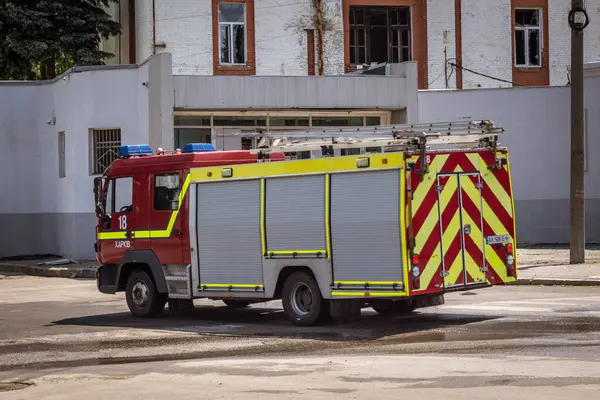 Kharkiv, Ukrayna, 8 Haziran 2025. İtfaiyeciler, Kharkiv binasına yapılan bir Rus saldırısına cevap verdiler. Hasar büyük ve yangın hala devam ediyor. İtfaiye araçları olay yerine varıyor..