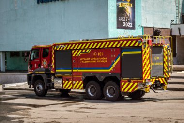 Kharkiv, Ukrayna, 8 Haziran 2025. İtfaiyeciler, Kharkiv binasına yapılan bir Rus saldırısına cevap verdiler. Hasar büyük ve yangın hala devam ediyor. İtfaiye araçları olay yerine varıyor..