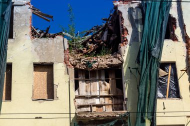 Kharkiv, Ukrayna, 9 Haziran 2025 Rus balistik füze saldırısı sonucu hasar gören bir bina. Siviller Ukrayna ile savaşın başlıca kurbanları ve Harkiv kentinde bomba tehditleri devam ediyor..