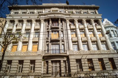 Kharkiv, Ukrayna, 9 Haziran 2025 Rus balistik füze saldırısı sonucu hasar gören bir bina. Siviller Ukrayna ile savaşın başlıca kurbanları ve Harkiv kentinde bomba tehditleri devam ediyor..