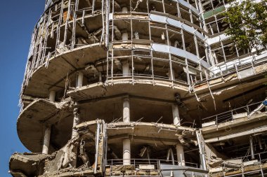 Kharkiv, Ukrayna, 9 Haziran 2025 Rus balistik füze saldırısı sonucu hasar gören bir bina. Siviller Ukrayna ile savaşın başlıca kurbanları ve Harkiv kentinde bomba tehditleri devam ediyor..