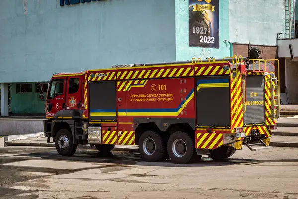 Kharkiv, Ukrayna, 8 Haziran 2025. İtfaiyeciler, Kharkiv binasına yapılan bir Rus saldırısına cevap verdiler. Hasar büyük ve yangın hala devam ediyor. İtfaiye araçları olay yerine varıyor..