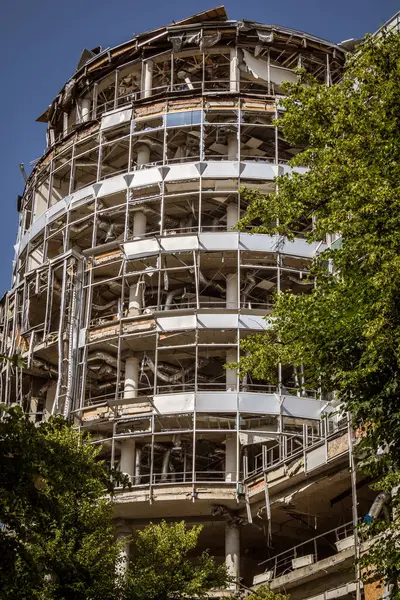 Kharkiv, Ukrayna, 9 Haziran 2025 Rus balistik füze saldırısı sonucu hasar gören bir bina. Siviller Ukrayna ile savaşın başlıca kurbanları ve Harkiv kentinde bomba tehditleri devam ediyor..