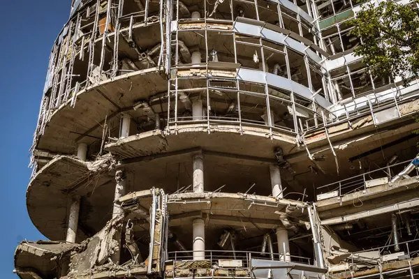 Kharkiv, Ukrayna, 9 Haziran 2025 Rus balistik füze saldırısı sonucu hasar gören bir bina. Siviller Ukrayna ile savaşın başlıca kurbanları ve Harkiv kentinde bomba tehditleri devam ediyor..