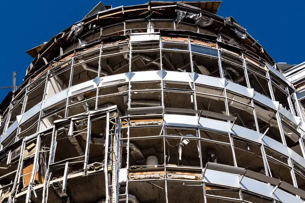 Kharkiv, Ukrayna, 9 Haziran 2025 Rus balistik füze saldırısı sonucu hasar gören bir bina. Siviller Ukrayna ile savaşın başlıca kurbanları ve Harkiv kentinde bomba tehditleri devam ediyor..