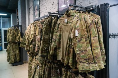 Kharkiv, Ukrayna, 9 Haziran 2025 Cezalandırıcı askeri mağazası, en iyi orjinal ordu ve taktik ürünleri sunar, askeri, özel taktik birimler ve polis için yüksek kaliteli askeri teçhizat..