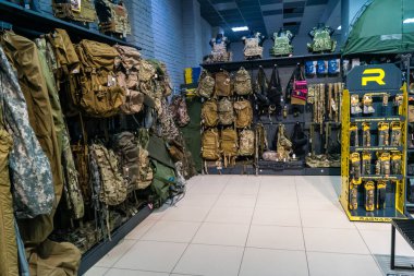 Kharkiv, Ukrayna, 9 Haziran 2025 Cezalandırıcı askeri mağazası, en iyi orjinal ordu ve taktik ürünleri sunar, askeri, özel taktik birimler ve polis için yüksek kaliteli askeri teçhizat..