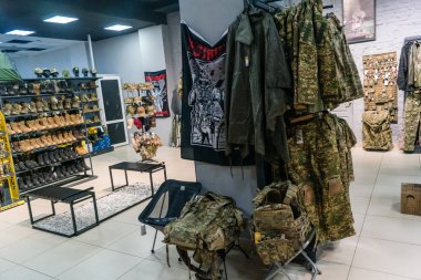 Kharkiv, Ukrayna, 9 Haziran 2025 Cezalandırıcı askeri mağazası, en iyi orjinal ordu ve taktik ürünleri sunar, askeri, özel taktik birimler ve polis için yüksek kaliteli askeri teçhizat..