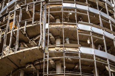 Kharkiv, Ukrayna, 9 Haziran 2025 Rus balistik füze saldırısı sonucu hasar gören bir bina. Siviller Ukrayna ile savaşın başlıca kurbanları ve Harkiv kentinde bomba tehditleri devam ediyor..