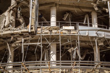 Kharkiv, Ukrayna, 9 Haziran 2025 Rus balistik füze saldırısı sonucu hasar gören bir bina. Siviller Ukrayna ile savaşın başlıca kurbanları ve Harkiv kentinde bomba tehditleri devam ediyor..