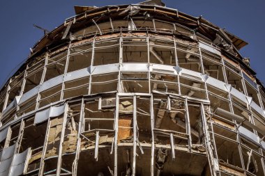 Kharkiv, Ukrayna, 9 Haziran 2025 Rus balistik füze saldırısı sonucu hasar gören bir bina. Siviller Ukrayna ile savaşın başlıca kurbanları ve Harkiv kentinde bomba tehditleri devam ediyor..